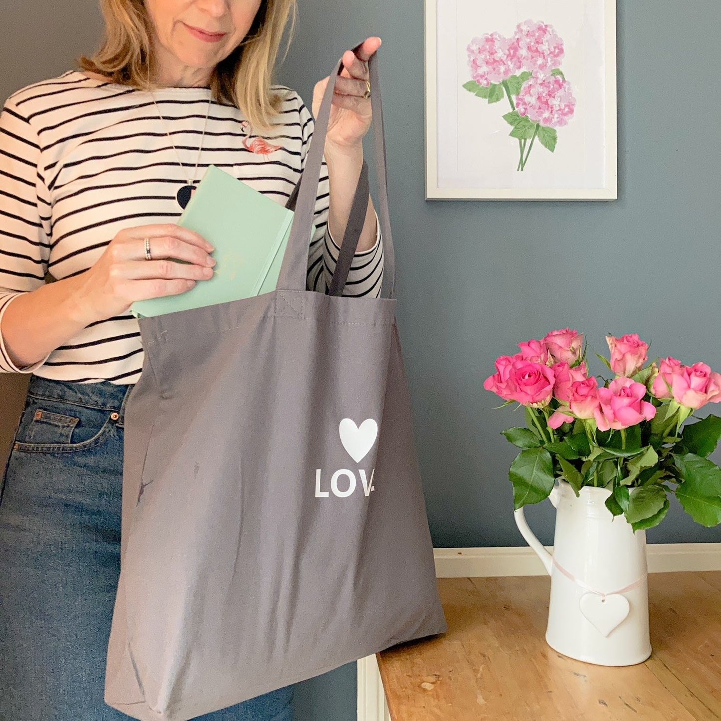 Love tote bag with a heart in white