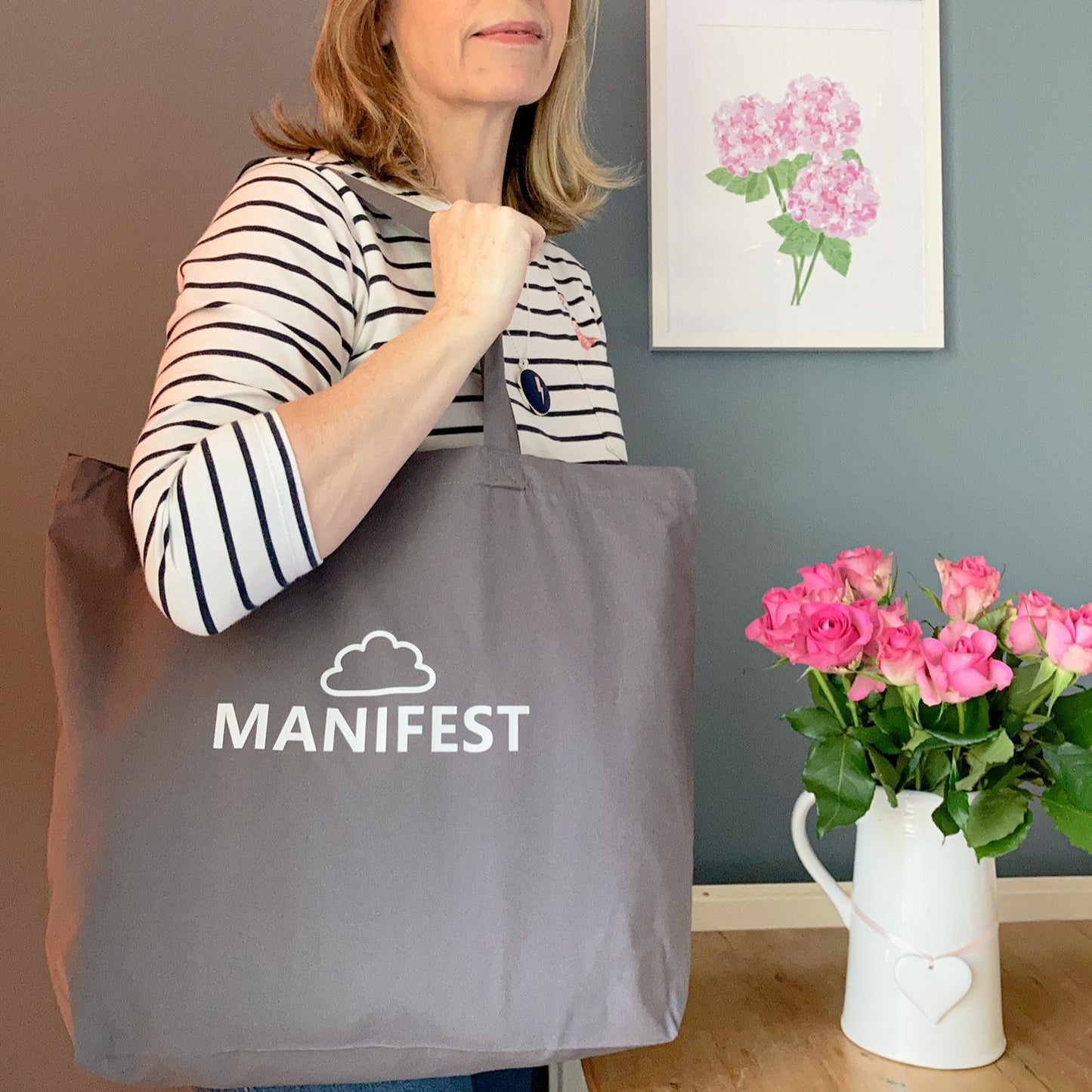 Big grey tote bag with Manifest and a cloud design in white